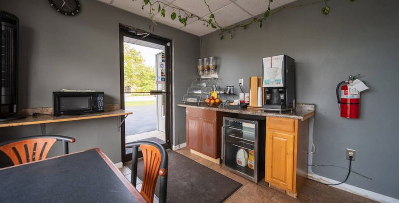 Sleep-ees Motel - Web Listing (newer photo)